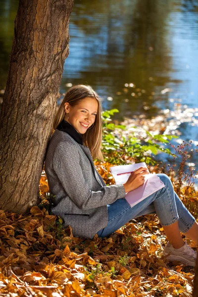 Menina Bonita Nova Desenha Com Lápis Caderno Esboços Parque Outono — Fotografia de Stock