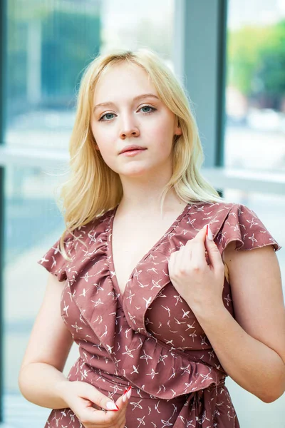 Close Retrato Uma Jovem Bela Mulher Loira Vestido Verão — Fotografia de Stock