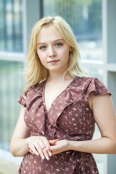 Närbild Porträtt Ung Vacker Blond Kvinna Sommarklänning — Stockfoto