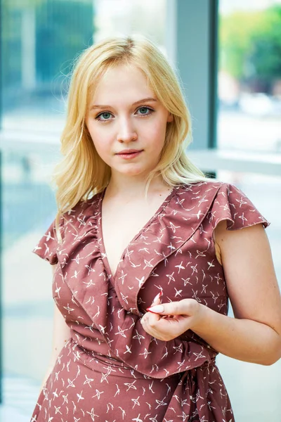 Närbild Porträtt Ung Vacker Blond Kvinna Sommarklänning — Stockfoto