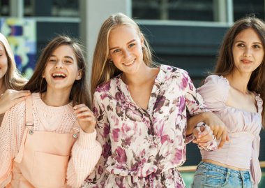 Dükkânda dolaşan üç neşeli kız arkadaş.