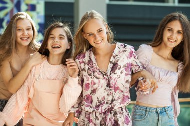 Dört neşeli kız arkadaş dükkanda yürüyor.