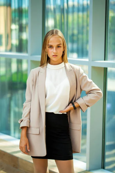 Retrato Cerca Una Joven Hermosa Rubia Con Chaqueta Beige — Foto de Stock