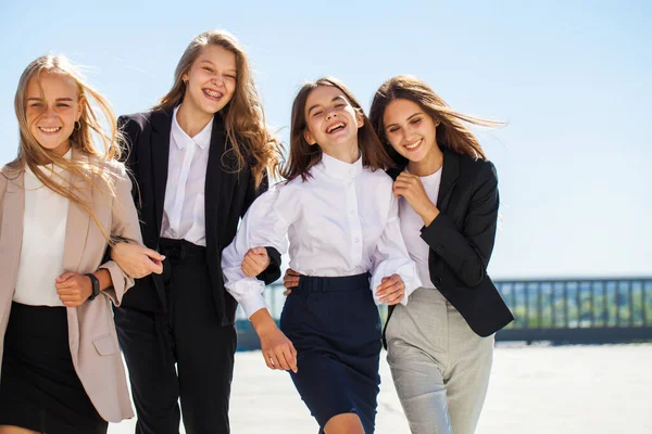 Vier Vrolijke Vriendinnen Schooluniform — Stockfoto