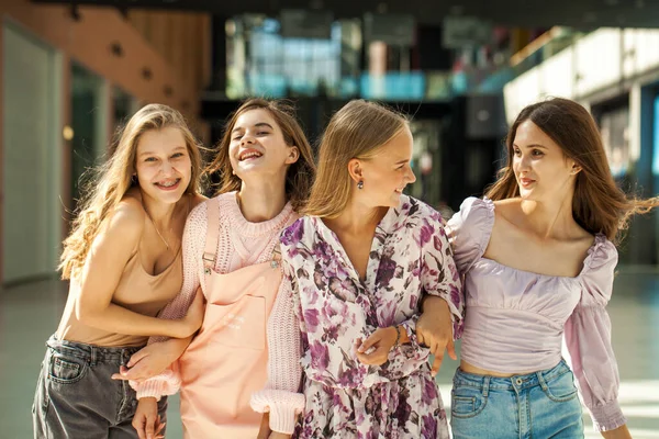 Vier Lustige Freundinnen Spazieren Durch Das Einkaufszentrum — Stockfoto