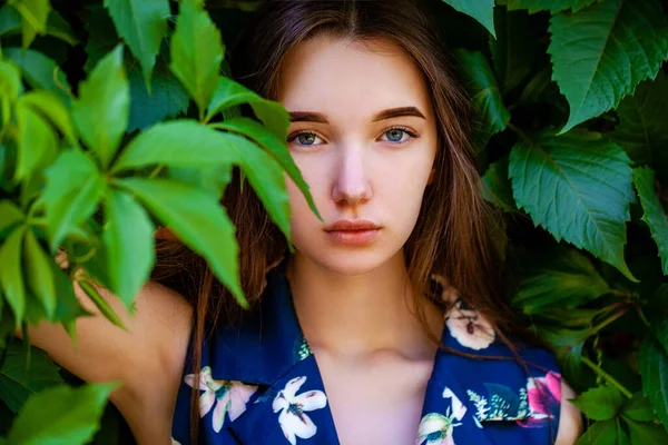 Adolescente Robe Fleurs Bleues Sur Fond Lierre Vert — Photo