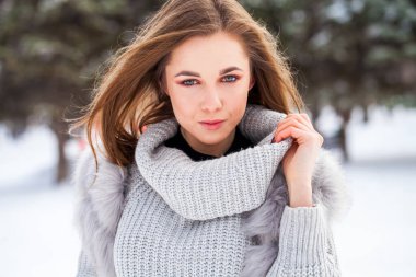 Açık havada, gri kürklü genç bir kadının portresi.