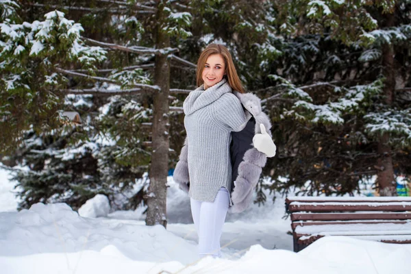 Close Retrato Jovem Mulher Colete Pele Cinza Inverno Livre — Fotografia de Stock