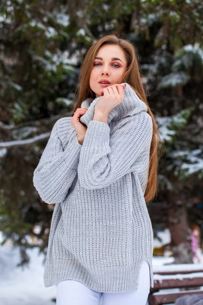 Närbild Porträtt Ung Kvinna Grå Päls Väst Vinter Utomhus — Stockfoto