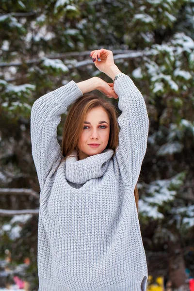 Close Portret Van Jonge Vrouw Grijs Bont Vest Winter Buiten — Stockfoto