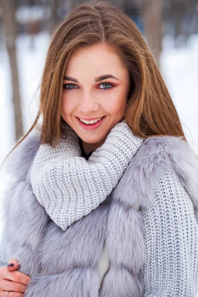 Gros Plan Portrait Jeune Femme Gilet Fourrure Gris Hiver Extérieur — Photo