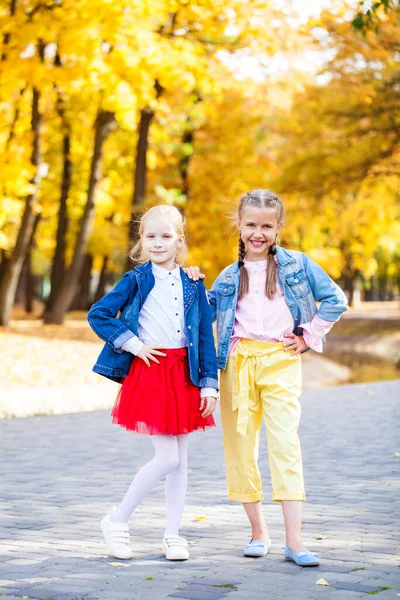 Ganzkörperporträt Zweier Kleiner Mädchen Herbstpark — Stockfoto