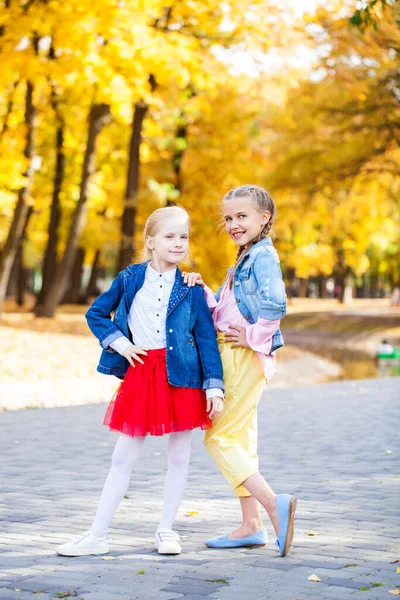 Portret Dwóch Dziewczynek Jesiennym Parku — Zdjęcie stockowe