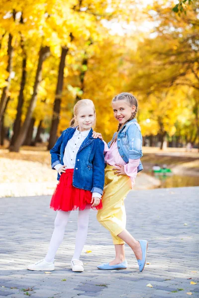 秋天公园里两个小女孩的全长肖像 — 图库照片