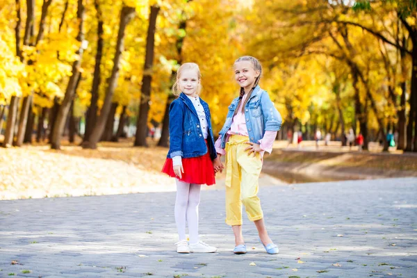 Fullständigt Porträtt Två Små Flickor Höstparken — Stockfoto