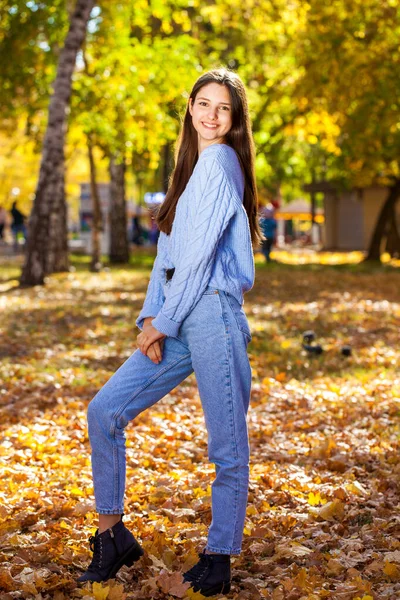 Ganzkörperporträt Eines Jungen Mädchens Wollpullover Und Blauer Jeans Das Einem — Stockfoto