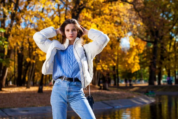 Retrato Cerca Una Joven Suéter Azul Parque Otoño Aire Libre — Foto de Stock