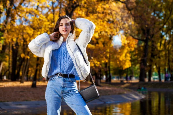 Retrato Cerca Una Joven Suéter Azul Parque Otoño Aire Libre — Foto de Stock