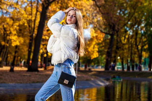 Gros Plan Portrait Une Jeune Fille Pull Bleu Parc Automne — Photo