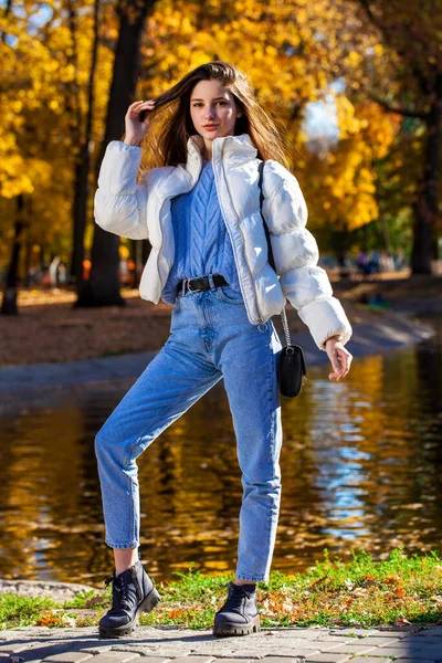 Fullständigt Porträtt Ung Flicka Ylletröja Och Blå Jeans Som Poserar — Stockfoto