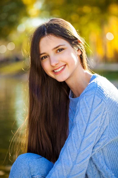 Retrato Cerca Una Joven Suéter Azul Parque Otoño Aire Libre —  Fotos de Stock
