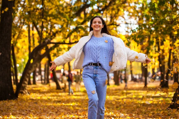 Sonbahar Yaprakları Dökülüyor Parkta Koşan Mutlu Genç Kız — Stok fotoğraf