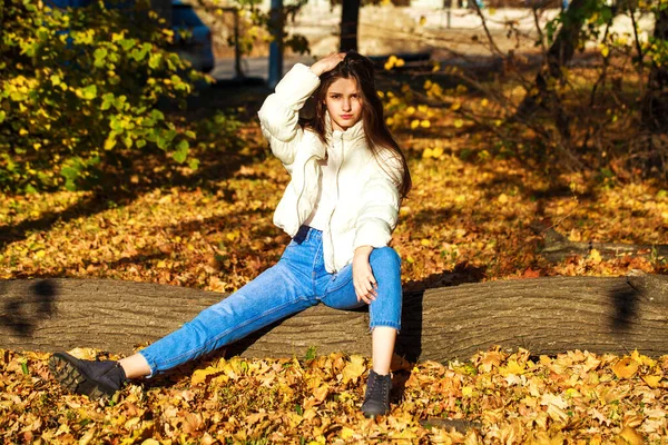 Celotělový Portrét Mladé Krásné Brunetky Modrých Džínách Podzimní Park Venkovní — Stock fotografie