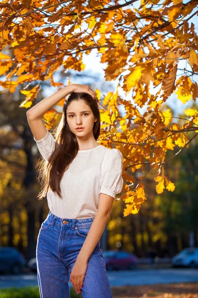 Meşe Yapraklı Genç Bir Kızın Sonbahar Portresi — Stok fotoğraf