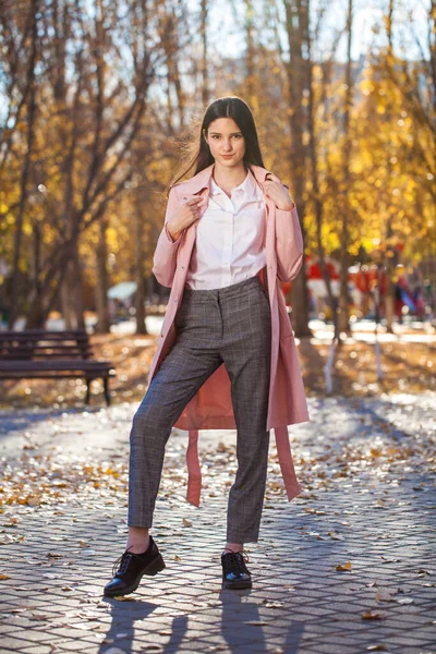 Retrato Cuerpo Completo Una Joven Morena Con Abrigo Rosa —  Fotos de Stock