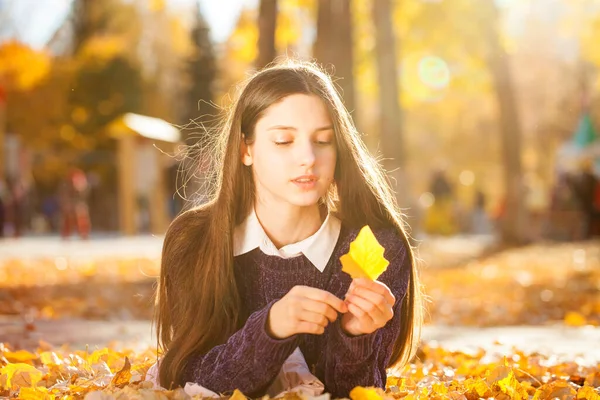 Молода Красива Дівчина Фіолетовому Светрі Лежить Осінньому Листі — стокове фото