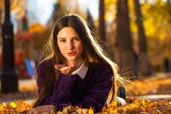 Joven Hermosa Chica Suéter Púrpura Encuentra Las Hojas Caídas Otoño — Foto de Stock