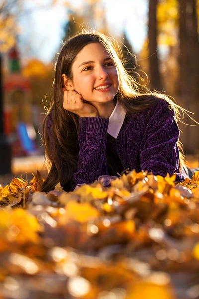 Giovane Bella Ragazza Maglione Viola Trova Sulle Foglie Cadute Autunno — Foto Stock