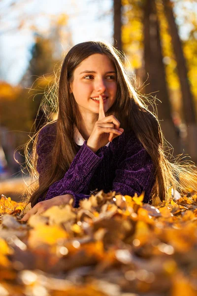 Giovane Bella Ragazza Maglione Viola Trova Sulle Foglie Cadute Autunno — Foto Stock