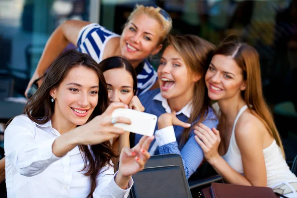 Selfie Cinq Femmes Assises Dans Café Dans Rue — Photo