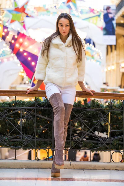 Retrato Completo Mujer Joven Con Abrigo Piel Blanca Botas Gamuza — Foto de Stock