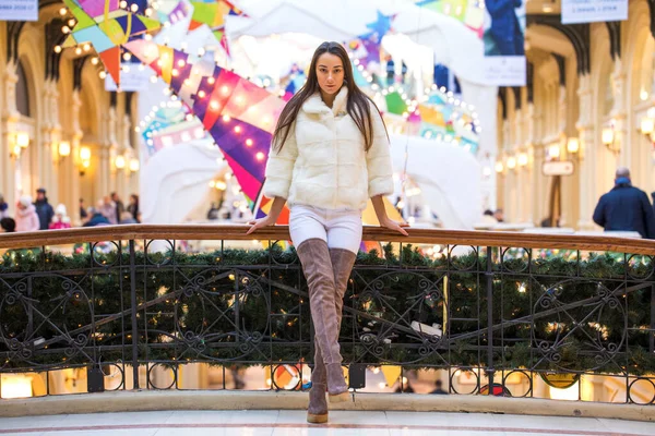 Retrato Completo Mujer Joven Con Abrigo Piel Blanca Botas Gamuza — Foto de Stock