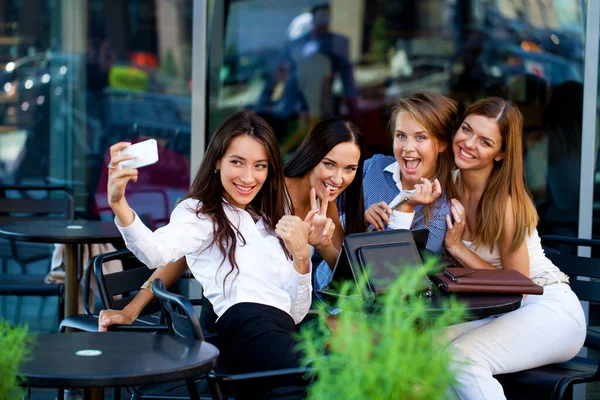 Selfie Cinco Mulheres Sentadas Café Rua — Fotografia de Stock