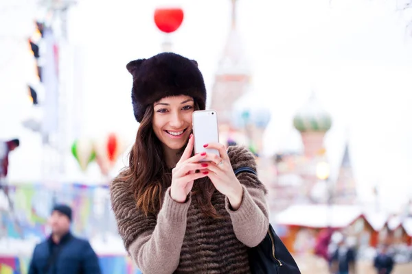 Giovane Bella Donna Turista Scattare Foto Sul Cellulare Sullo Sfondo — Foto Stock