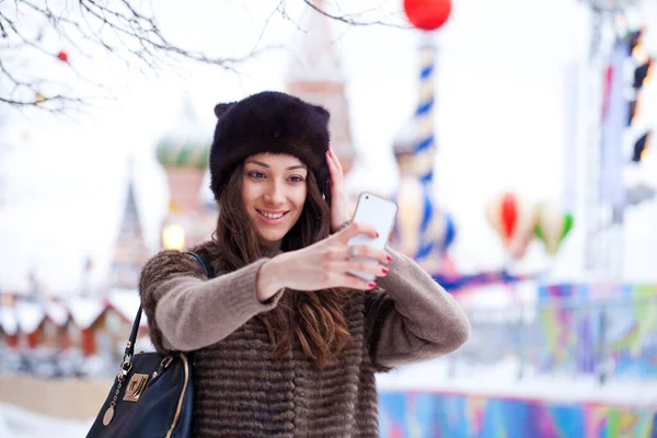 Giovane Bella Donna Turista Scattare Foto Sul Cellulare Sullo Sfondo — Foto Stock