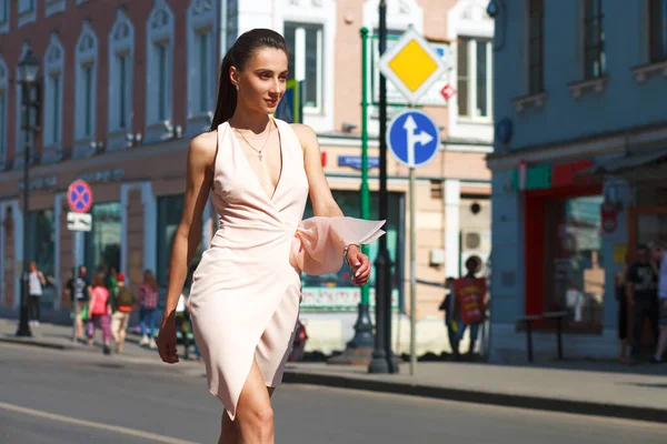 Vacker Ung Brunett Kvinna Sexig Rosa Klänning Promenader Sommaren Gatan — Stockfoto