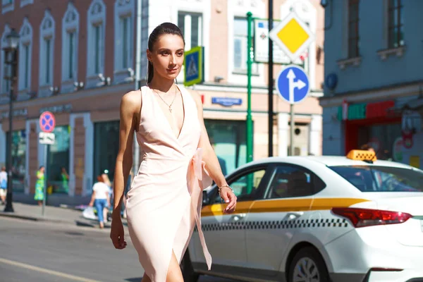 Vacker Ung Brunett Kvinna Sexig Rosa Klänning Promenader Sommaren Gatan — Stockfoto