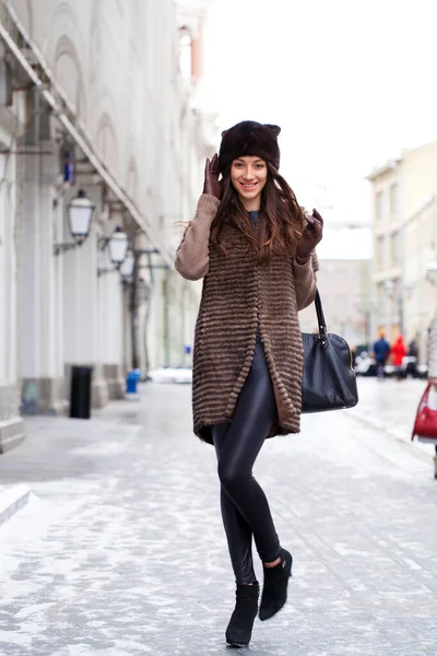 Jeune Belle Femme Manteau Vison Élégant Sur Fond Rue Hiver — Photo