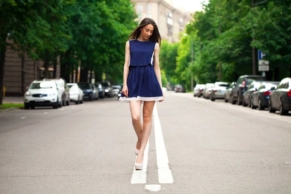 Retrato Pleno Crecimiento Joven Hermosa Mujer Morena Vestido Corto Azul — Foto de Stock