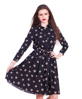 Siyah elbiseli, beyaz arka planda soyutlanmış güzel, mutlu esmer bir kadının portresi.