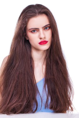 Mavi elbiseli, beyaz arka planda soyutlanmış güzel, mutlu, esmer bir kadının portresini yakından çek.