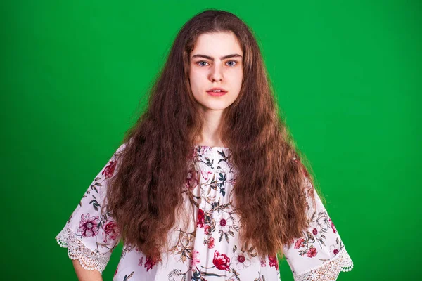 Nahaufnahme Porträt Eines Jungen Mädchens Auf Isoliertem Grünem Hintergrund — Stockfoto