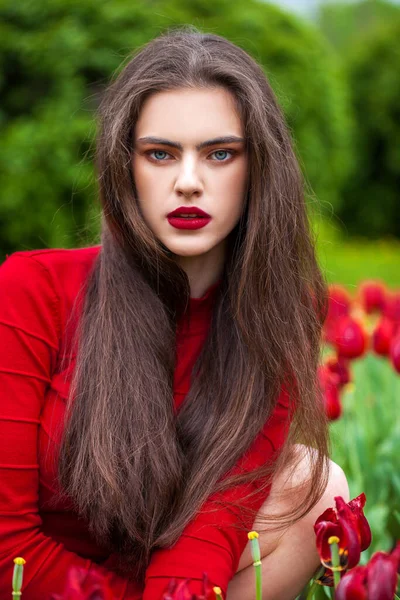 Retrato Cerca Una Joven Morena Hermosa Vestido Rojo Posando Sobre —  Fotos de Stock