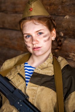 Sovyet askeri üniformalı güzel bir kız.