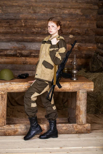 Νεαρό Όμορφο Κορίτσι Σοβιετική Στρατιωτική Στολή — Φωτογραφία Αρχείου