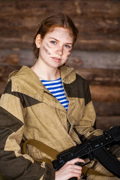 Νεαρό Όμορφο Κορίτσι Σοβιετική Στρατιωτική Στολή — Φωτογραφία Αρχείου